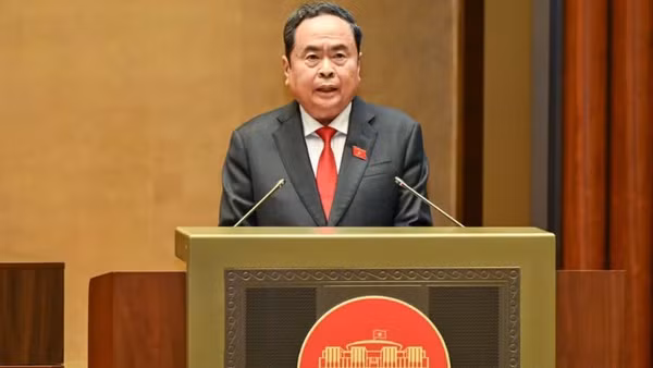 Chủ tịch Quốc hội Trần Thanh Mẫn vừa ký ban hành 2 nghị quyết của Ủy ban Thường vụ Quốc hội về phát triển khoa học, công nghệ, đổi mới sáng tạo và chuyển đổi số. (Ảnh: Duy Linh)