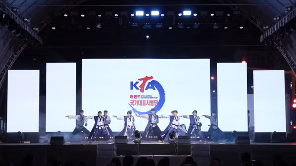 Đội biểu diễn Taekwondo quốc gia trực thuộc Hiệp hội Taekwondo Hàn Quốc. (Ảnh: Ban tổ chức cung cấp)