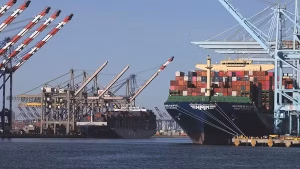 Các tàu chở hàng chất đầy container tại Cảng Los Angeles, California, Mỹ. (Ảnh: Tân hoa xã) 