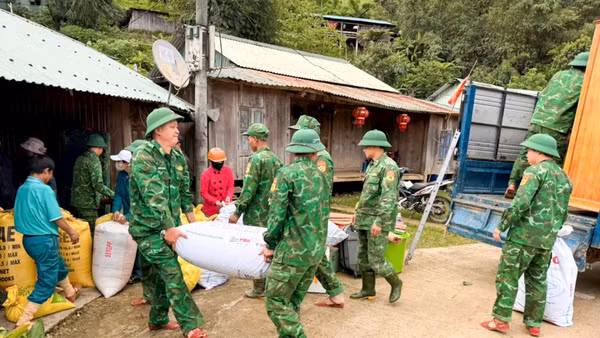 Lực lượng vũ trang ở các địa phương miền núi Đà Nẵng chủ động hỗ trợ người dân vận chuyển và dự trữ lương thực.