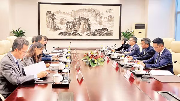 Các quan chức ngoại giao Việt Nam và Trung Quốc làm việc tại Bắc Kinh. (Ảnh: Đại sứ quán Việt Nam tại Trung Quốc)