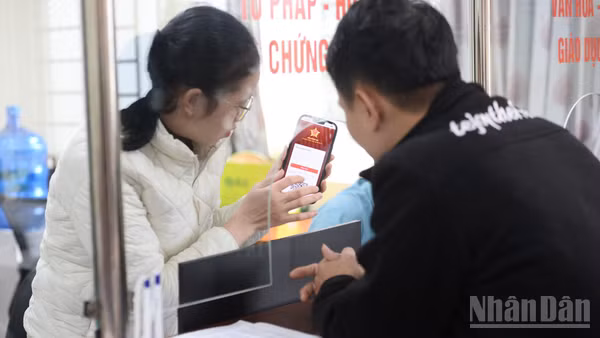 Những khái niệm xa lạ như trí tuệ nhân tạo (AI) hay chuyển đổi số giờ đã đến gần hơn với người dân Lai Châu nhờ sự hỗ trợ “cầm tay chỉ việc” từ Viettel. (Ảnh: ANH TUẤN)