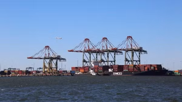 Cảng hàng hóa ở New Jersey, Mỹ. (Ảnh: THX/TTXVN) 