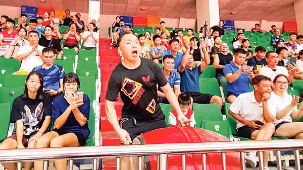 Khán giả Hải Phòng cổ vũ cho đội nhà tại Giải vô địch bóng bàn quốc gia Báo Nhân Dân lần thứ 44. (Ảnh: BẢO LONG)