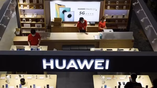 Một cửa hàng của Huawei tại Bắc Kinh, Trung Quốc. (Ảnh: Kyodo/TTXVN) 