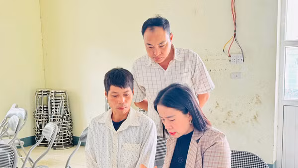 Xã Mường Lát, tỉnh Thanh Hóa triển khai phong trào “Bình dân học vụ số”. (Ảnh: HỒ THỦY)