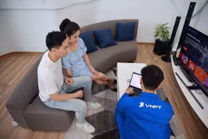 Kỹ thuật viên VNPT khảo sát nhu cầu sử dụng Internet của từng gia đình và tư vấn giải pháp phù hợp. (Ảnh: VNPT)