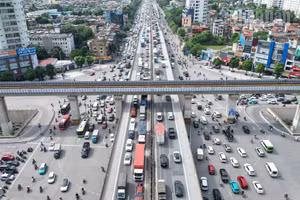 Tại khu vực các tuyến đường vành đai nhiều dòng xe di chuyển nối tiếp nhau.