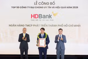 Ông Nguyễn Văn Hảo, Phó Tổng Giám đốc HDBank - đại diện ngân hàng nhận giải.
