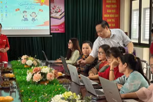 Cán bộ kỹ thuật VNPT hướng dẫn giáo viên Trường Tiểu học Đại Thịnh (sau sáp nhập) thao tác sử dụng các tính năng của hệ sinh thái giáo dục VnEdu. (Ảnh: VNPT)
