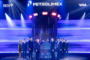 Phó Thống đốc Ngân hàng Nhà nước Việt Nam Nguyễn Ngọc Cảnh cùng Lãnh đạo BIDV, Petrolimex, Visa thực hiện nghi thức ra mắt Bộ thẻ đồng thương hiệu.
