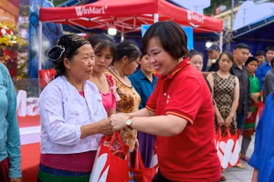 Bà Phạm Thị Hiền Trang, Giám đốc chuỗi Winmert+ trao quà tặng đến bà con xã Mèo Vạc.