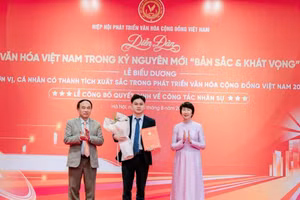 Lãnh đạo Hiệp hội trao quyết định bổ nhiệm cho ông Trần Tuấn Thành. 