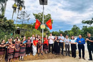 Khánh thành công trình “Ánh sáng đường Biên” và “Đường cờ Tổ quốc” trao tặng Nhân dân thôn Phú Thượng, xã A Lưới 3.
