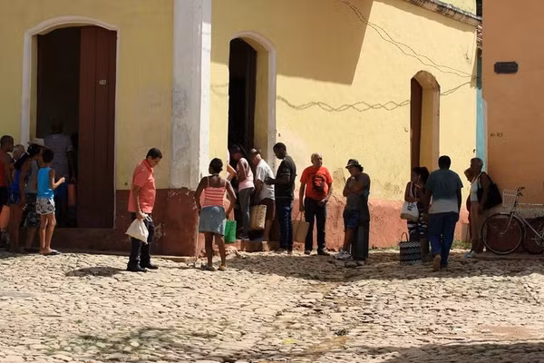 Một buổi chiều thời gian như ngưng đọng, trên những góc phố La Habana.