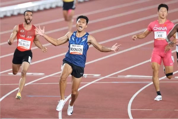 Chân chạy Puripol Boonson phá kỷ lục ASIAD ở cả hai nội dung 100 và 200m.
