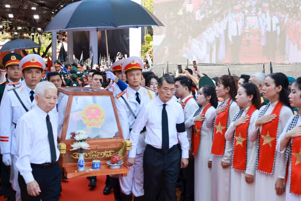 Thủ tướng Lê Minh Hưng cùng các lãnh đạo Đảng, Nhà nước; nguyên lãnh đạo Đảng, Nhà nước và lực lượng nghi lễ đưa các hài cốt liệt sĩ lên xe về Nghĩa trang liệt sĩ Thành phố Hồ Chí Minh để tiến hành nghi thức an táng.