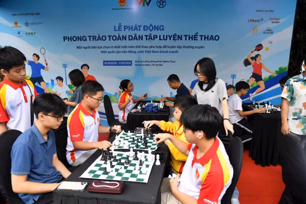 Các em nhỏ giao lưu và thi đấu cờ vua trong khuôn khổ sự kiện.