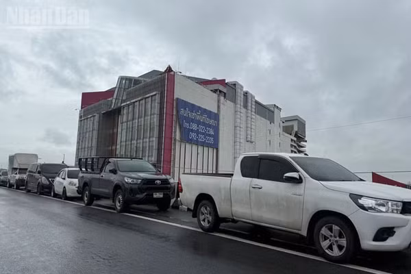 Nhiều bãi đỗ xe tạm thời dài hàng kilomet được hình thành trên đường cao tốc. (Ảnh: XUÂN SƠN)