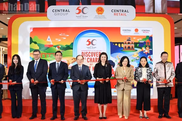 Các đại biểu cắt băng khai mạc Tuần lễ Việt Nam tại Thái Lan 2026. (Ảnh: XUÂN SƠN)