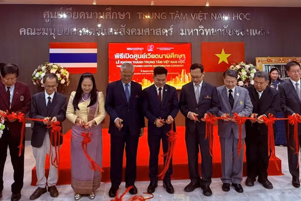 Các đại biểu cắt băng khánh thành Trung tâm Việt Nam học. (Ảnh: CTV)