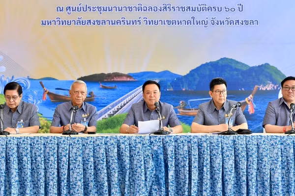 Thủ tướng, Bộ trưởng Nội vụ Thái Lan Anutin Charnvirakul (giữa) thông báo về kết quả của cuộc họp nội các. (Ảnh: VĂN PHÒNG THỦ TƯỚNG THÁI LAN)
