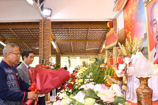 Các đại biểu dâng hoa tưởng niệm Chủ tịch Hồ Chí Minh. (Ảnh: XUÂN SƠN)