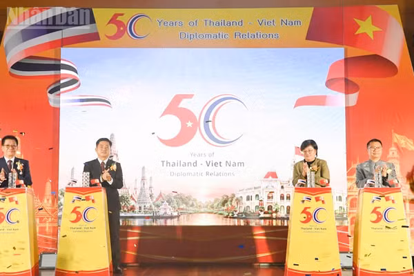 Các đại biểu bấm nút khai mạc Lễ hội Văn hóa Việt Nam-Thái Lan. (Ảnh: XUÂN SƠN)