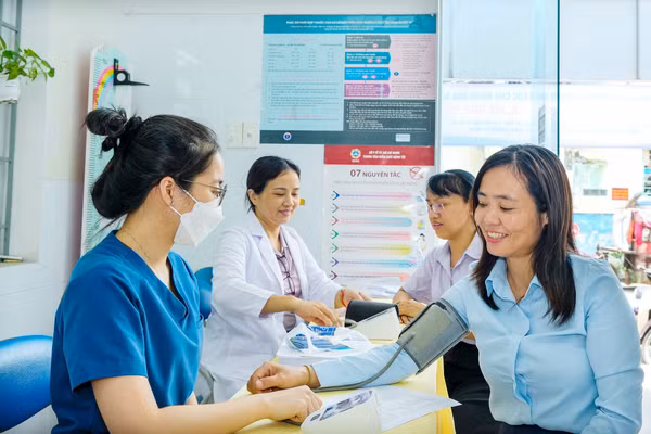 Trạm Y tế phường Gia Định phối hợp Bệnh viện Nhân dân Gia Định tổ chức chương trình khám sàng lọc, tầm soát bệnh lý tim mạch, đái tháo đường cho người dân trên địa bàn phường. Ảnh: Thế Anh