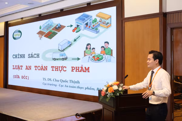 Cục trưởng An toàn thực phẩm (Bộ Y tế) TS Chu Quốc Thịnh trình bày những điểm mới trong dự thảo Luật An toàn thực phẩm (sửa đổi).