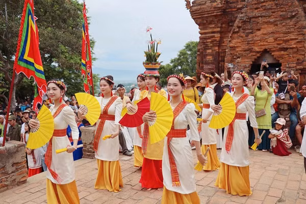 Ngày hội văn hóa Chăm thu hút 700 nghệ sĩ, nghệ nhân, diễn viên, vận động viên người Chăm.