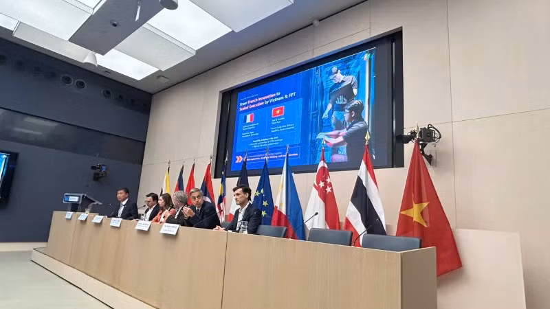 Các đại biểu dự Diễn đàn Đông Nam Á tại Paris.