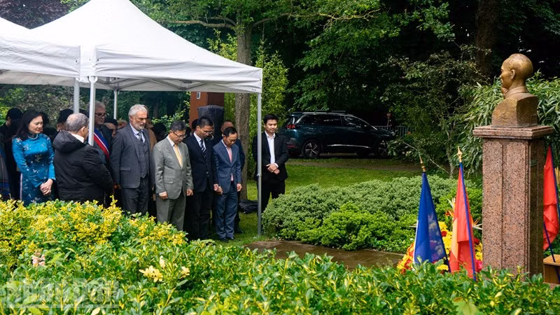 Kỷ niệm trọng thể 136 năm Ngày sinh Chủ tịch Hồ Chí Minh tại Công viên Montreau ở thành phố Montreuil, Cộng hòa Pháp.