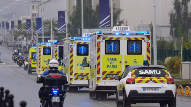 Xe cứu thương chở bệnh nhân có triệu chứng nghi nhiễm virus Hanta từ sân bay Bourget ở ngoại ô Paris tới bệnh viện Bichat ngày 10/5. 