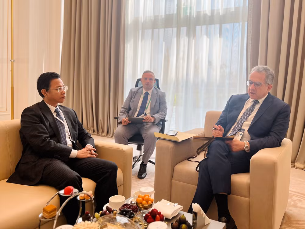 thu-truong-ngo-le-van-gap-ong-khaled-el-enany-tong-giam-doc-moi-cua-unesco-nhiem-ky-tu-15-11-2025-2029.jpg