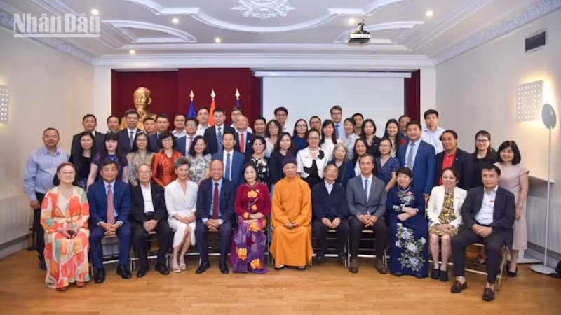 Phó Chủ tịch Quốc hội Nguyễn Thị Thanh chụp ảnh lưu niệm với các cơ quan đại diện Việt Nam và các thế hệ kiều bào tại Pháp. 