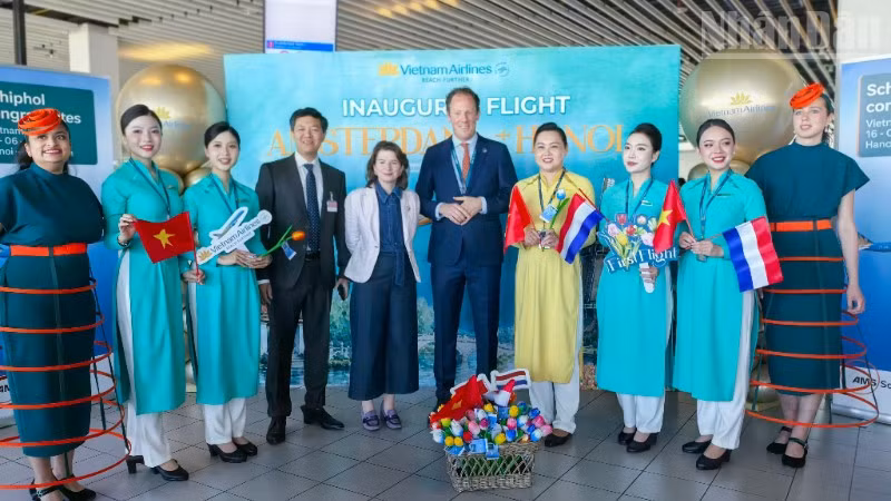 Lễ khai trương đường bay trực tiếp tới Hà Nội được tổ chức ở Sân bay Amsterdam Schiphol.
