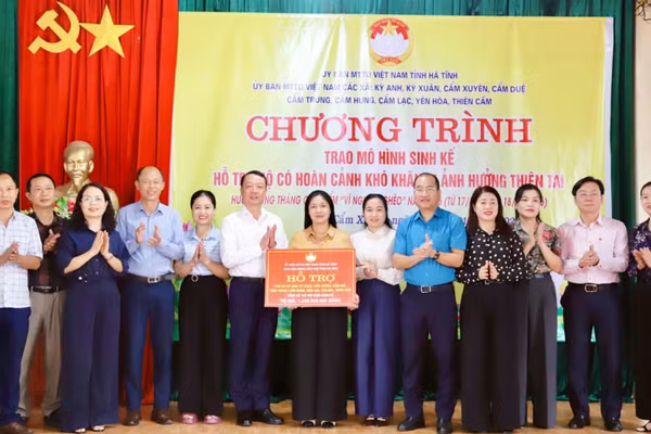 Chủ tịch Ủy ban nhân dân tỉnh Hà Tĩnh Phan Thiên Định cùng đại diện lãnh đạo Ủy ban Mặt trận Tổ quốc Hà Tĩnh, xã Cẩm Xuyên trao biểu trưng hỗ trợ mô hình sinh kế cho người dân trên địa bàn. (Ảnh: NT)