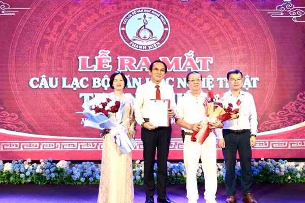 Lãnh đạo Liên hiệp Hội văn học nghệ thuật Hà Tĩnh tặng hoa chúc mừng Câu lạc bộ Văn học nghệ thuật Thanh Hiên. (Ảnh: Câu lạc bộ Văn học nghệ thuật Thanh Hiên)