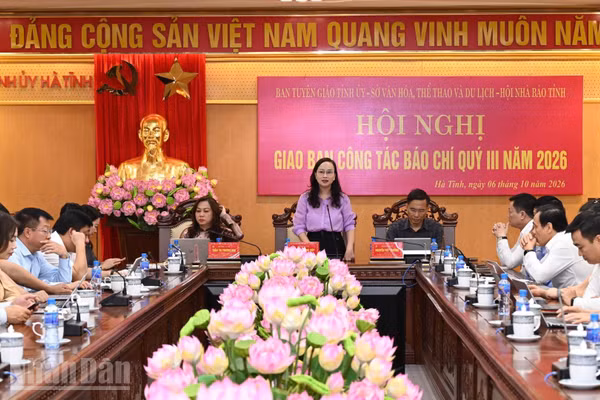 Đại diện lãnh đạo Ban Tuyên giáo Tỉnh ủy Hà Tĩnh thông tin, giải đáp một số nội dung liên quan tại Hội nghị giao ban. (Ảnh: Ngô Tuấn)