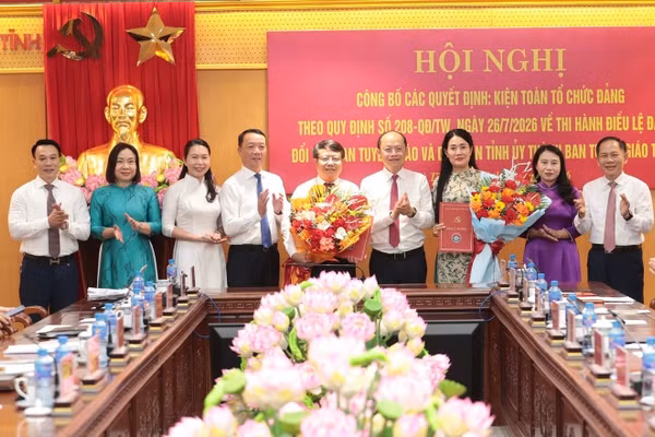 Các đồng chí Thường trực Tỉnh ủy Hà Tĩnh tặng hoa chúc mừng Đảng bộ Hội đồng nhân dân tỉnh Hà Tĩnh. (Ảnh: Văn Đức)