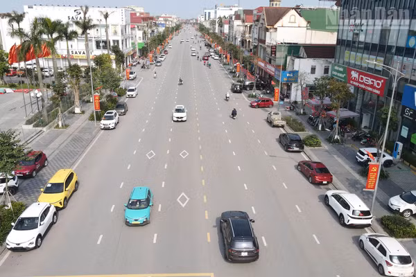 Các tầng lớp nhân dân tham gia hoạt động đi bộ tại điểm cầu cấp tỉnh sẽ đi bộ với cự ly khoảng 1km, từ Quảng trường Thành Sen đến Trung tâm Văn hóa, Điện ảnh và Xúc tiến du lịch tỉnh, sau đó quay trở lại Quảng trường Thành Sen. (Ảnh: NGÔ TUẤN)