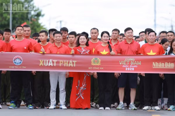 Các đồng chí đại diện lãnh đạo tỉnh Hà Tĩnh cùng đông đảo người dân trên địa bàn tham gia chương trình "Cùng Việt Nam tiến bước". (Ảnh: NT) 