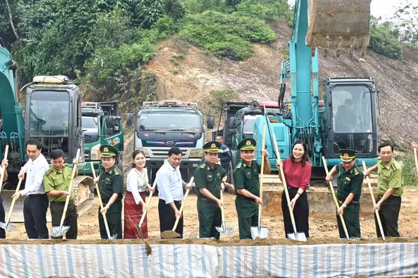 Các đại biểu thực hiện nghi thức khởi công công trình. (Ảnh: NT)