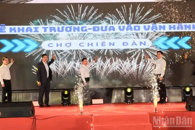 Các đại biểu ấn nút khai trương, đưa vào vận hành chợ Chiên Đàn.
