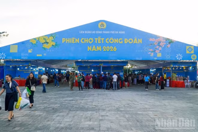 Quang cảnh Phiên chợ Tết Công đoàn năm 2026 tại Khu công nghiệp Tam Thăng, phường Bàn Thạch, thành phố Đà Nẵng.