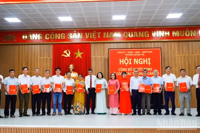 Lãnh đạo phường Hương Trà trao quyết định thành lập 15 tổ dân phố sau khi thực hiện việc sắp xếp.