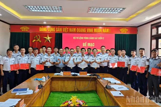 Trao giấy chứng nhận hoàn thành khóa học cho các học viên lớp tập huấn chiến sĩ cứu thương năm 2026.