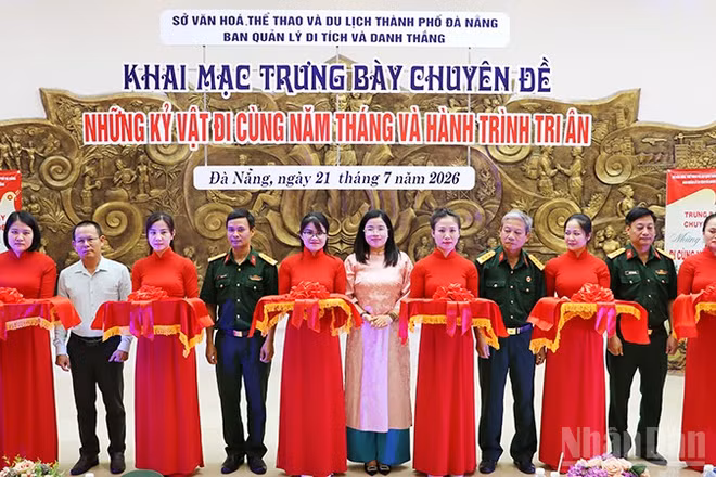 Các đại biểu cắt băng khai mạc trưng bày chuyên đề.