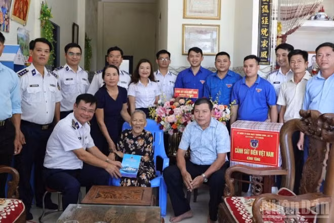 Đại tá Lê Huy, Chính ủy Bộ Tư lệnh Vùng Cảnh sát biển 2 thăm hỏi sức khỏe Mẹ Việt Nam anh hùng Nguyễn Thị Minh.